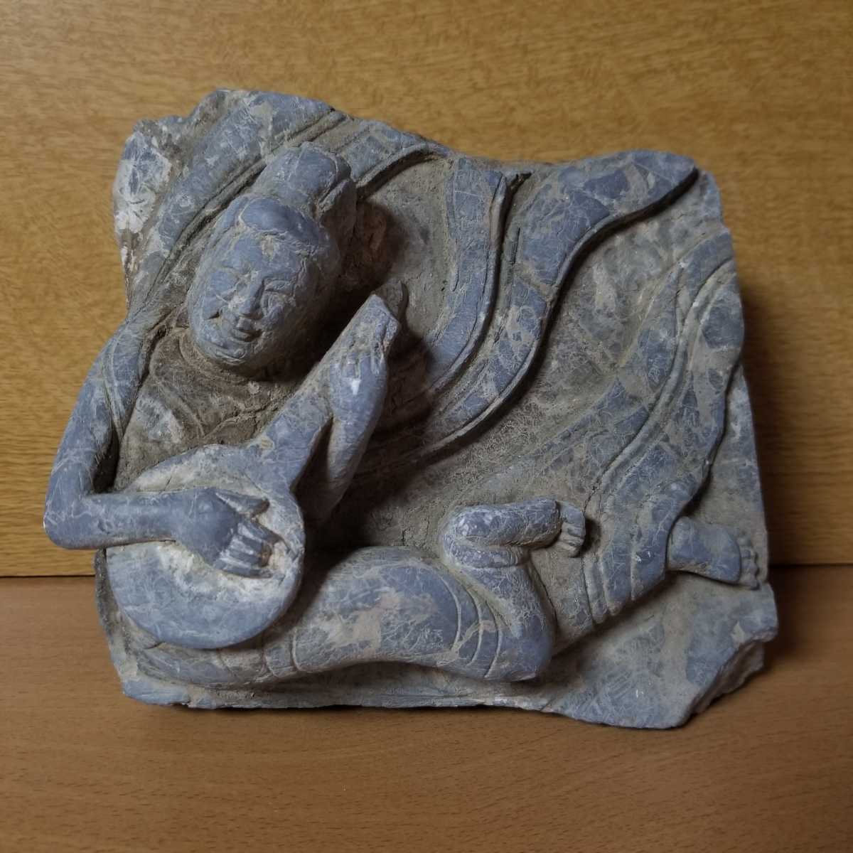 中国石仏 古い石製の飛天 天人 天女像 彫りが深い像 /骨董技術 仏教