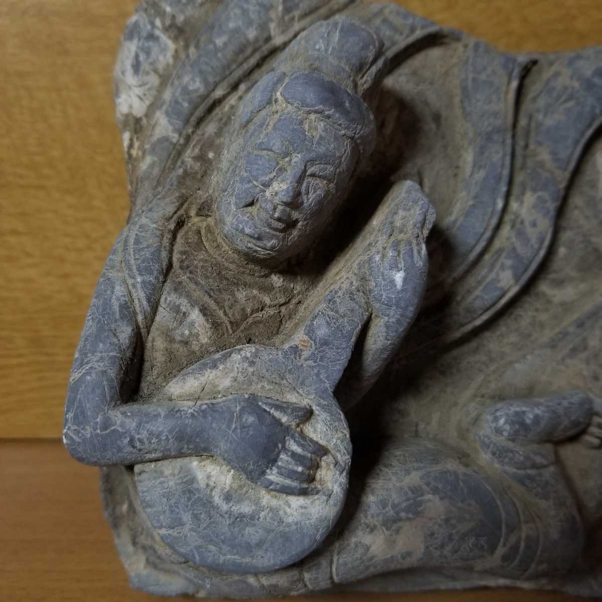 中国石仏 古い石製の飛天 天人 天女像 彫りが深い像 /骨董技術 仏教 