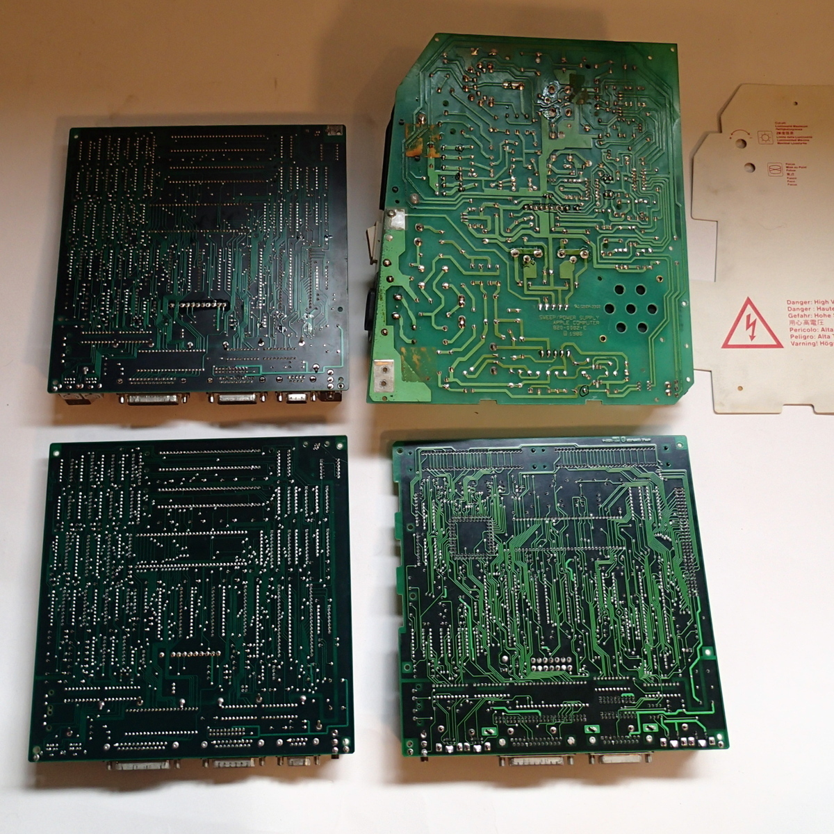 Macintosh Plus ロジックボード2枚、SE1枚、Plusアナログボード1枚