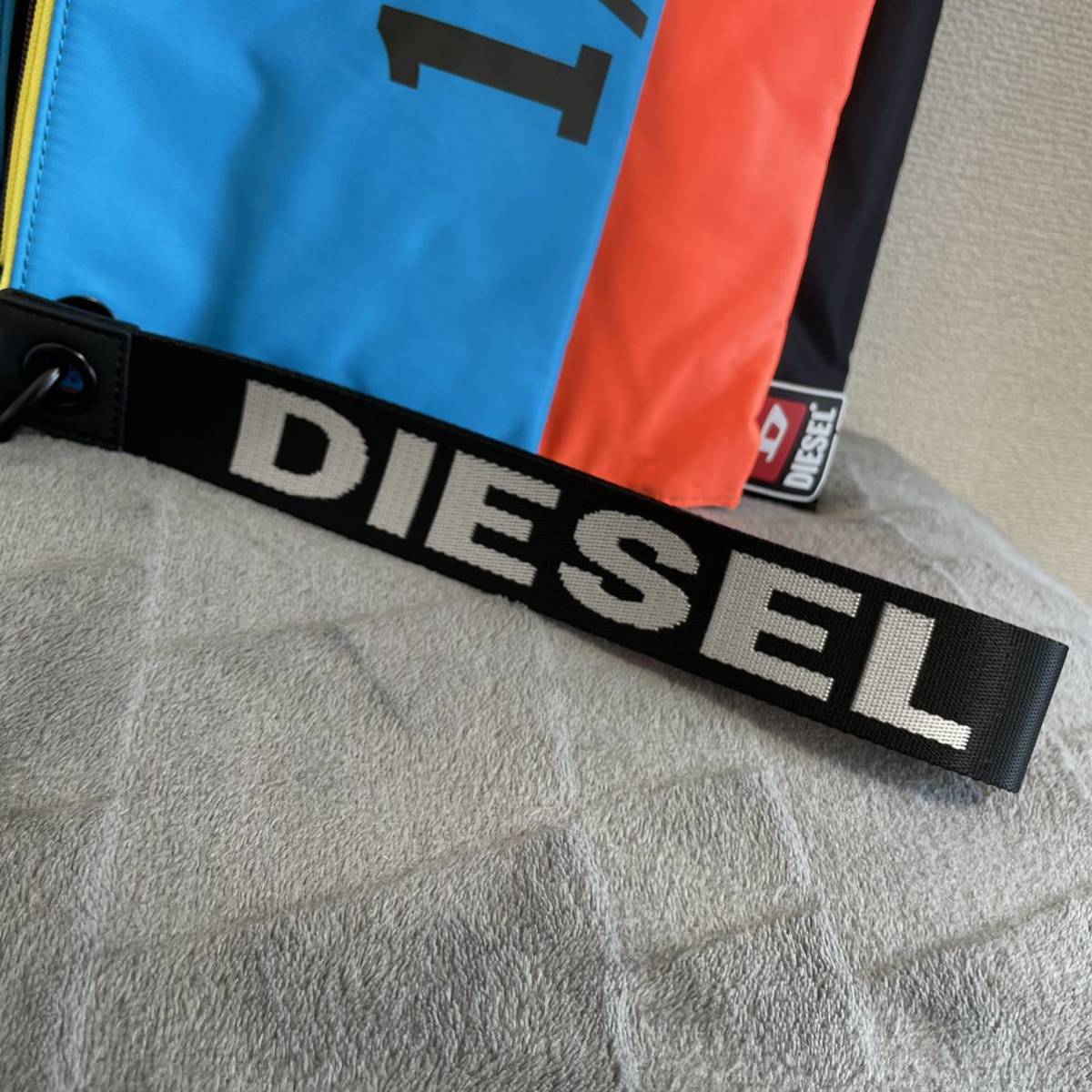 タグ付き 定価15 180円 02de Diesel ディーゼル カラーブロック クラッチバッグ ポーチ キーリング チャーム かばん バッグ 売買されたオークション情報 Yahooの商品情報をアーカイブ公開 オークファン Aucfan Com