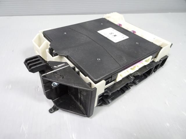 ハイエース QDF-GDH201V ヒューズ ボックス BOX 1E7 室内用 82730