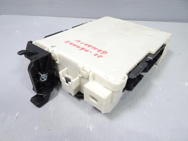ハイエース QDF-GDH201V ヒューズ ボックス BOX 1E7 室内用 82730
