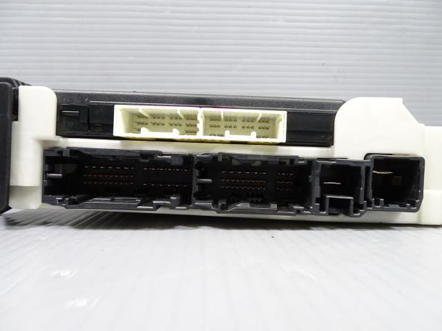 ２個口のB ハイエース QDF-GDH201V ヒューズ ボックス BOX 1E7 室内用 82730