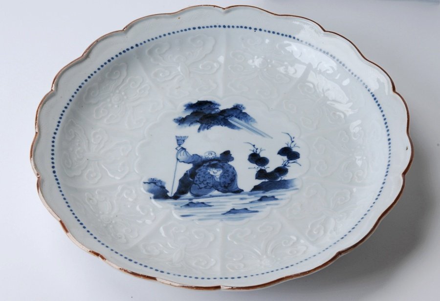 FF0707◇古伊万里 陽刻雲文 染付寒山拾得図 輪花皿 30cm 2枚◇n(染