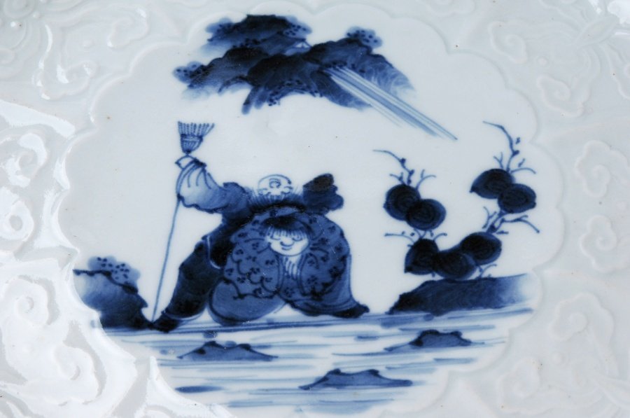 FF0707◇古伊万里 陽刻雲文 染付寒山拾得図 輪花皿 30cm 2枚◇n(染