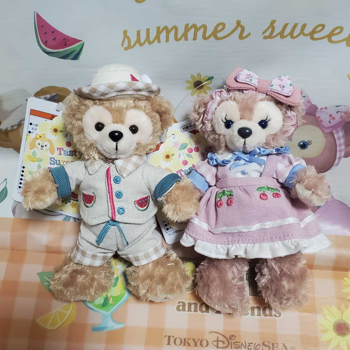 【お顔厳選・新品】ディズニーシー　ダッフィー&フレンズ　テイスティ・サマー・サプライズ　ダッフィー　シェリーメイ 　ぬいぐるみバッジ
