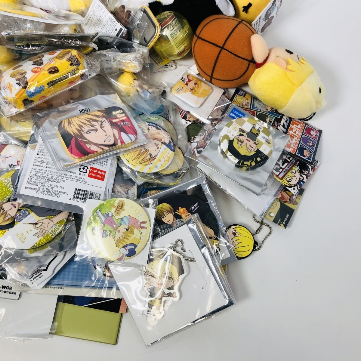 アミューズメント景品 10種 まとめ売り 黒子のバスケ 缶バッジ アクリルキーホルダー ジャンク 詰め合わせ