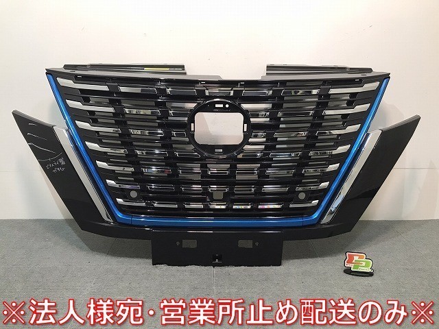 セレナハイウェイスター／C27 純正 後期 フロントグリル カメラ穴