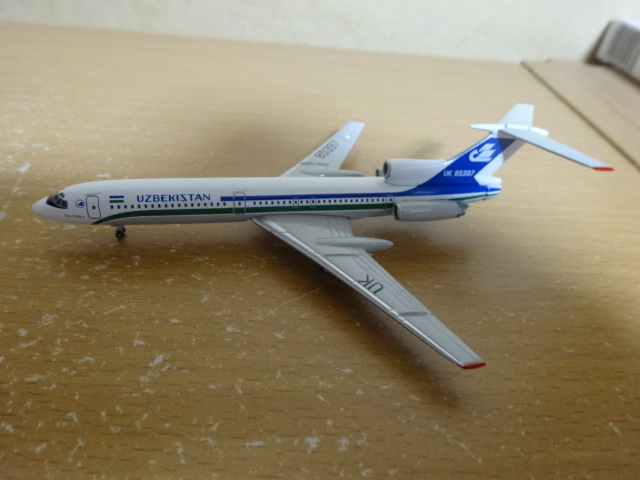 1/400 ウズベキスタン航空 ツポレフ Tu-154 ウズベキスタン航空 機材