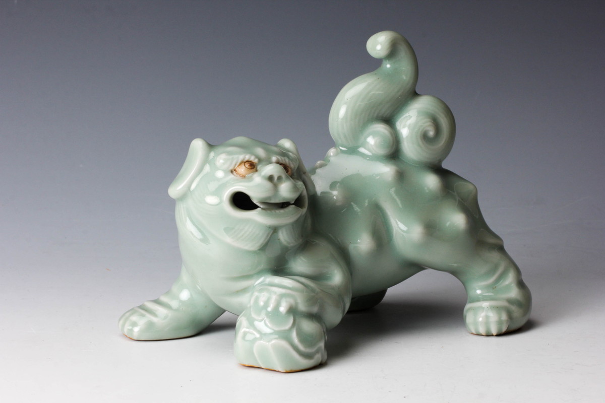 佳香】真葛香山 青磁釉牡丹獅子置物 本物保証(青磁)｜売買された