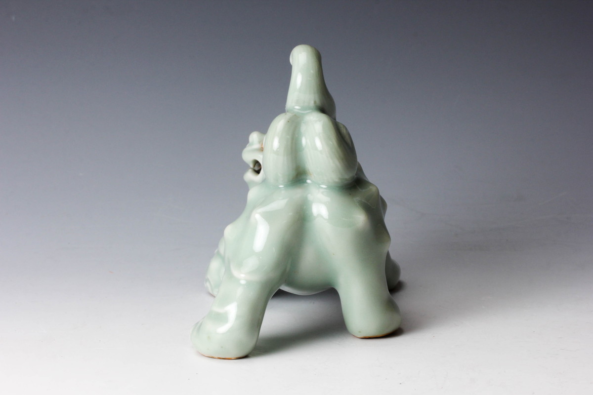 佳香】真葛香山 青磁釉牡丹獅子置物 本物保証(青磁)｜売買された