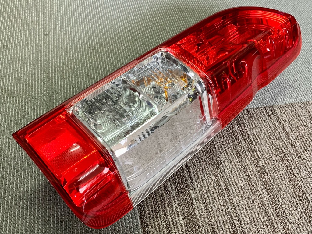 車 【新車外し・美品】ハイエース純正・テールランプ・右側 №537