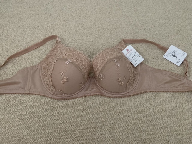 ★ワコール★小顔小さく見せるブラジャー★Ｆ７５★新品★ベージュ★