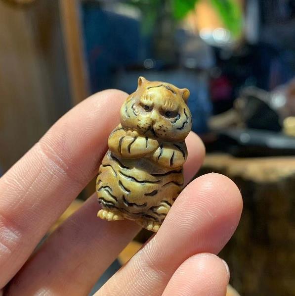 虎】提げ物 鹿角彫 根付☆ 東洋彫刻 現代根付（検索用：彫刻/印籠 提げ