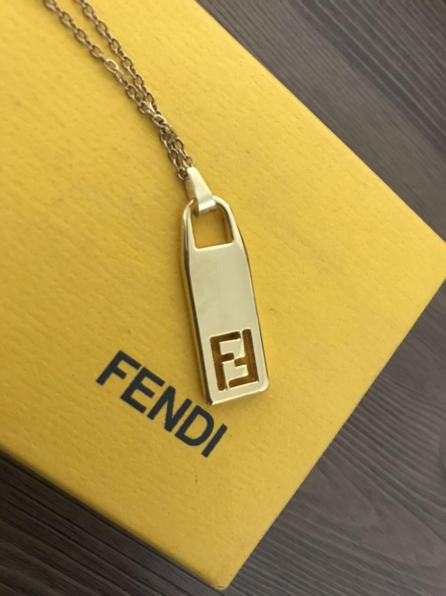 正規美品 フェンディFENDIロゴチャーム ゴールド色 ネックレストップ 