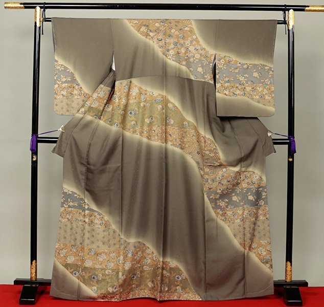  和遊館 EHF692 お仕立て上がり ちりめん地 汕頭刺繍入り高級訪問着(仕立て上がり)｜売買されたオークション情報、yahooの商品情報をアーカイブ公開 - オークファン 仕立て上がり