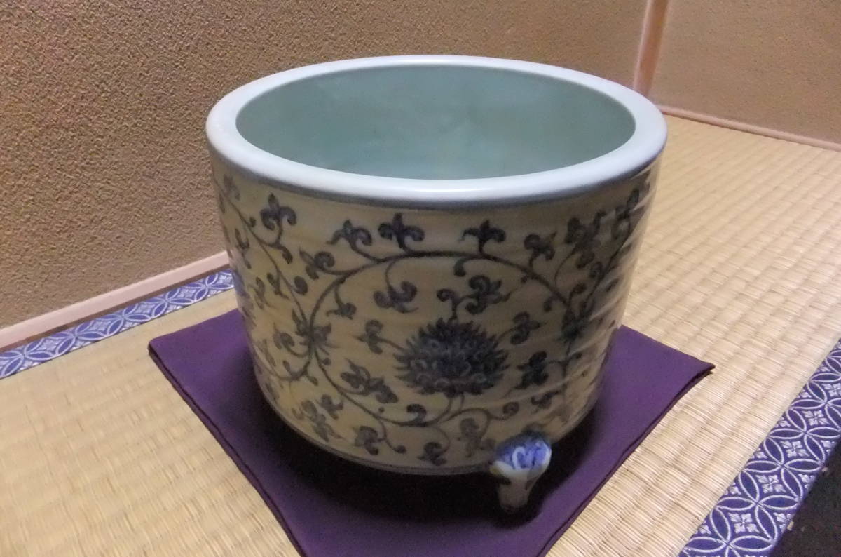青花唐草文饅頭心碗 大明宣徳年製銘 - 京都国立博物館 館蔵品データベース
