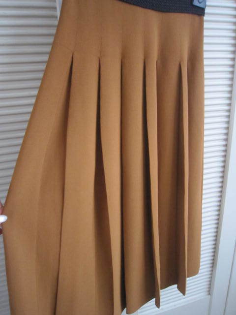 クローゼット整理！FERRAGAMO 91viscose・8polyester・1polyamide 2021 ニットプリーツスカートM ☆ウェストに幅広ゴムを付けております