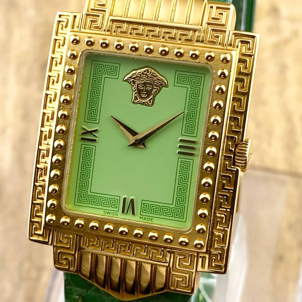 GIANNI VERSACE 腕時計 メデューサ スクエア ゴールド クオーツ
