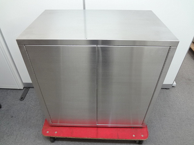 ①ステンレス　両開き　棚　戸棚　厨房　中古　作業台　調理台　店舗用品　直接引き取りも歓迎　東京