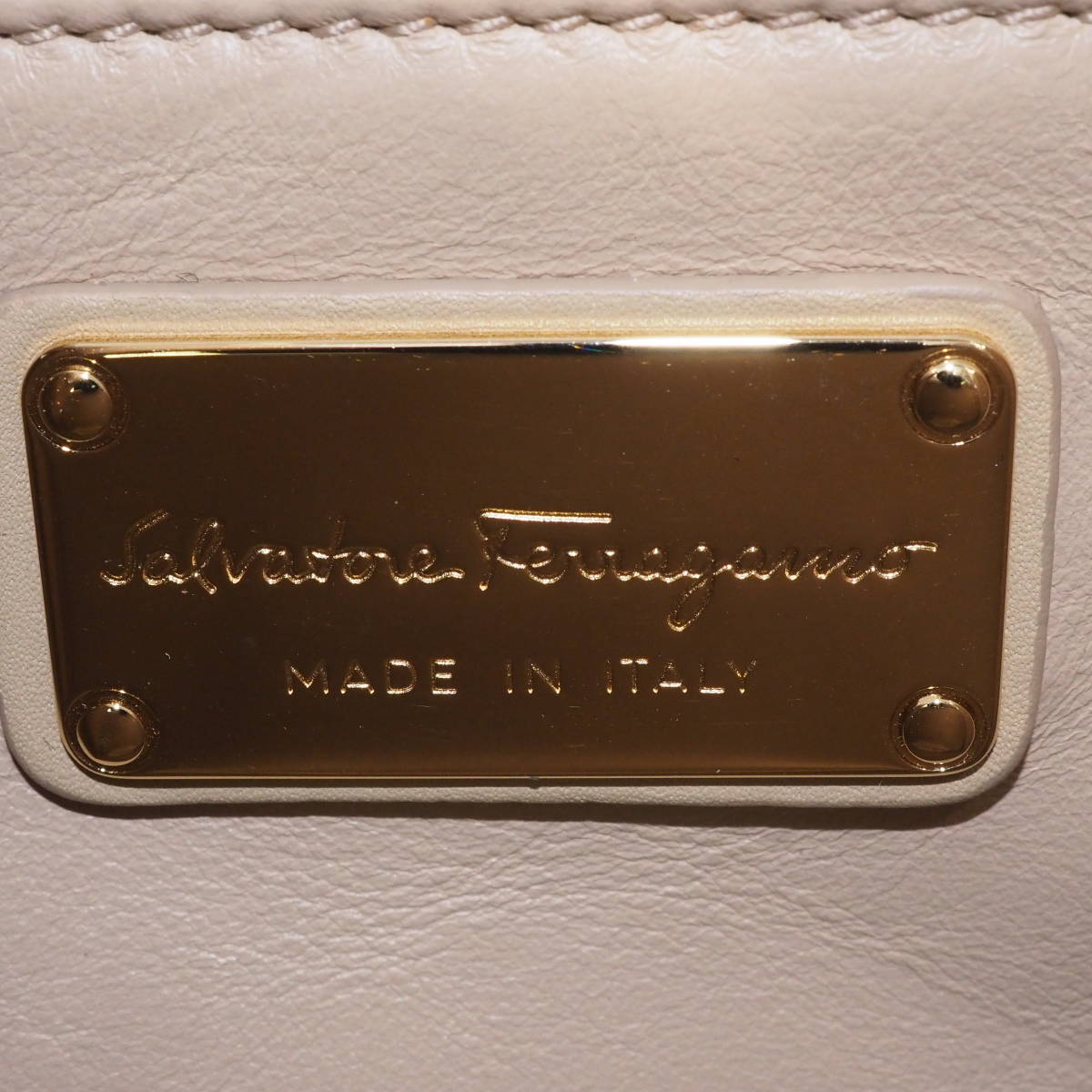 サルヴァトーレ フェラガモ Salvatore Ferragamo ベージュ レザー 