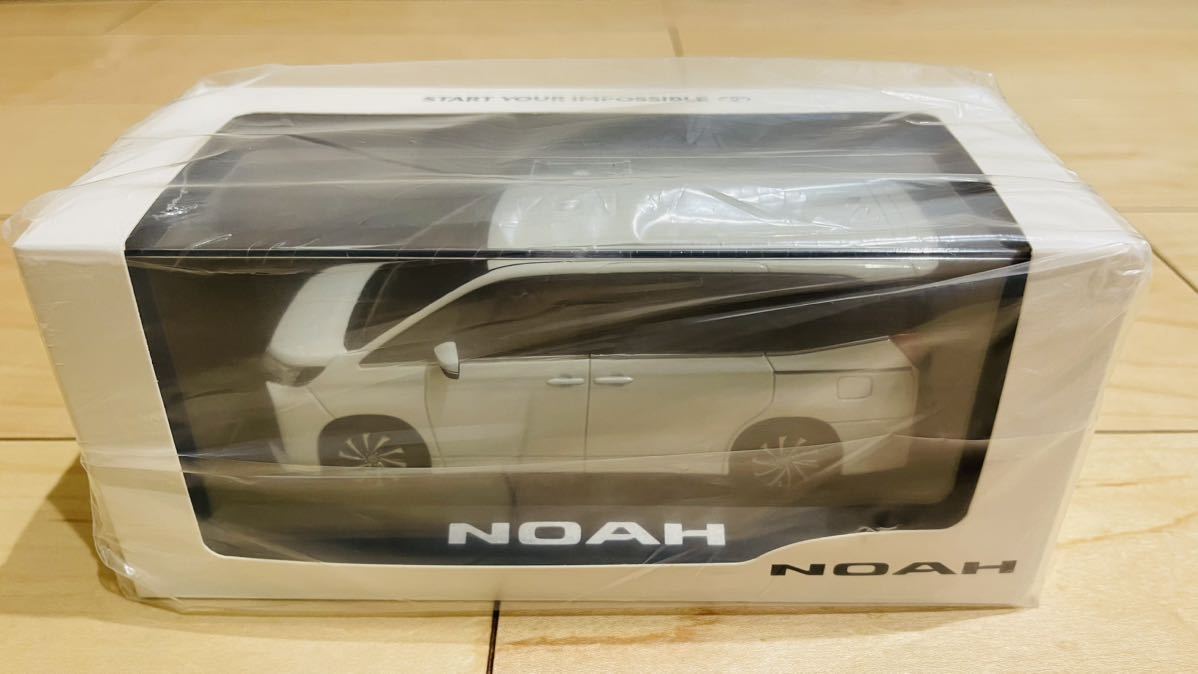 新型ノア　ミニカー30/1スケール　ホワイトパールクリスタルシャイン トヨタ 新型ノア NOAH 1/30 カラーサンプル ミニカー ホワイトパール