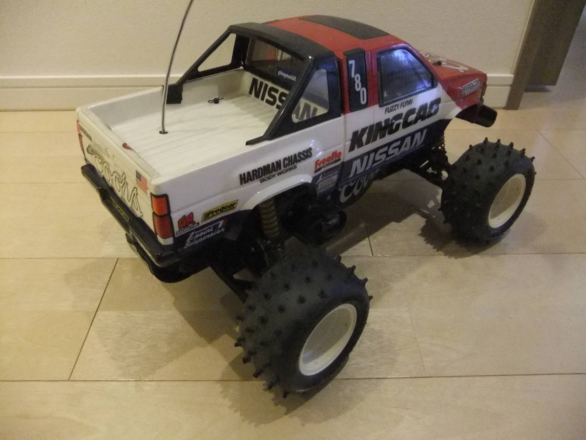 タミヤ 1／10日産キングキャブ テクニゴールドと人形付き モンスター