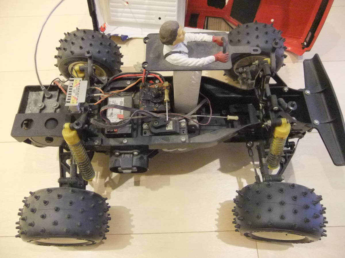 タミヤ 1／10日産キングキャブ テクニゴールドと人形付き モンスター