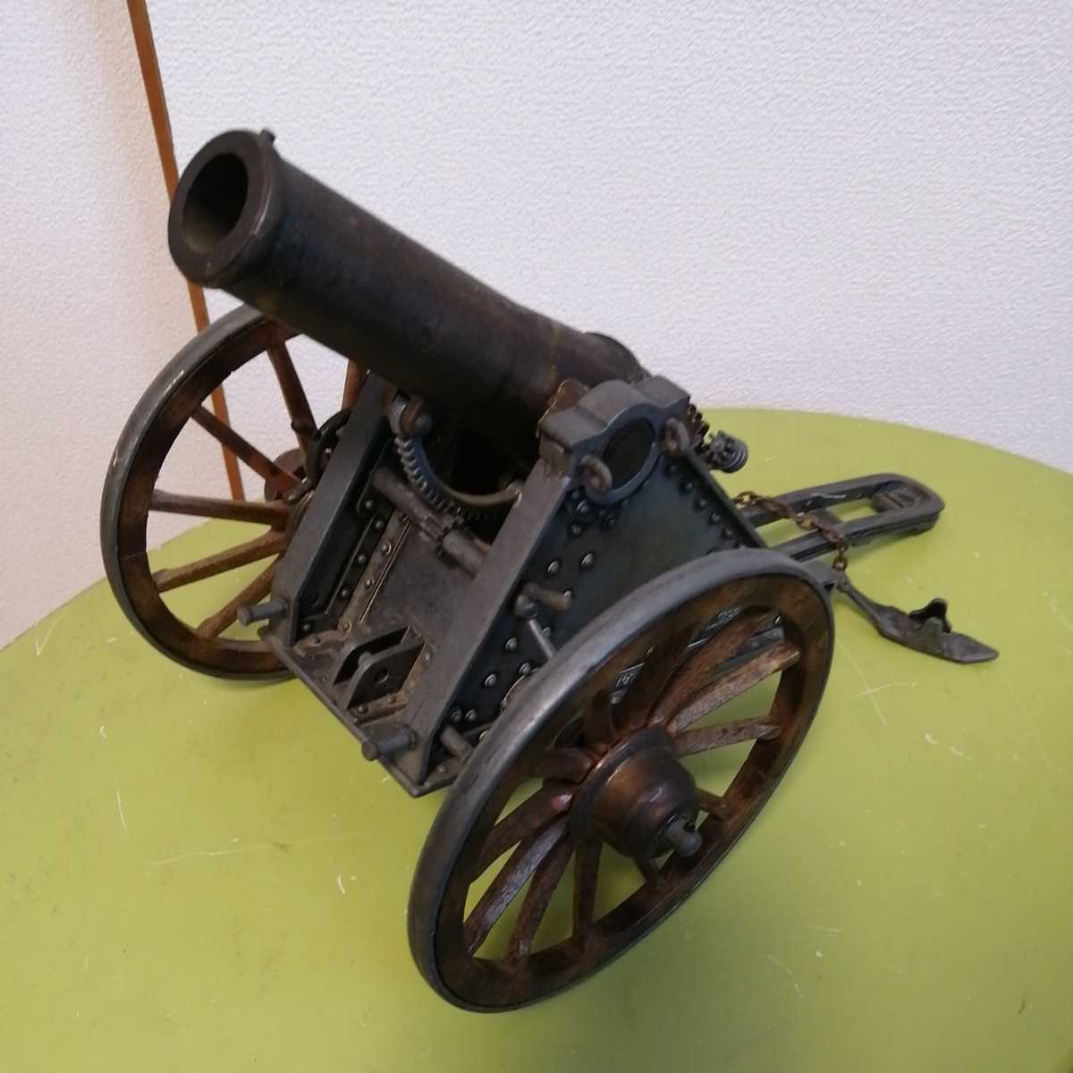 大型大砲。鉄と真鍮で、MORTERO1895とプレートあります。全てが、動きます。車輪直径16センチ、大砲長さ17センチ、配送料無料で。