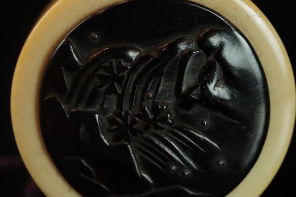饅頭根付 AUGK024 大型牙彫黒檀鏡蓋山水図根付 提げ物 印籠 無銘