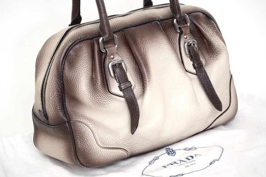 【超美品】プラダ PRADA オールレザー ハンドバッグ 手提げ鞄 ピオンボ 白系 ホワイト シルバー金具 ストラップ付き レディース A0276 PRADA プラダ ハンドバッグ ブラック ロゴ型押し 手提げ