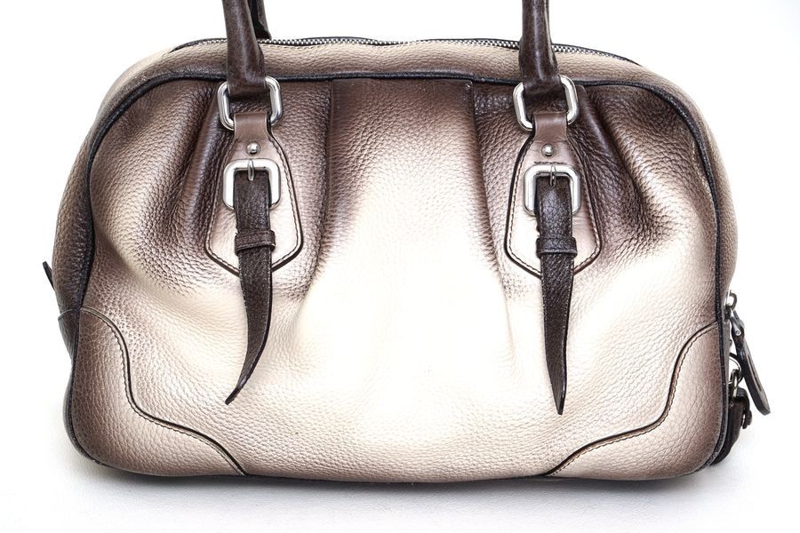 【超美品】プラダ PRADA オールレザー ハンドバッグ 手提げ鞄 ピオンボ 白系 ホワイト シルバー金具 ストラップ付き レディース A0276 PRADA プラダ ハンドバッグ ブラック ロゴ型押し 手提げ