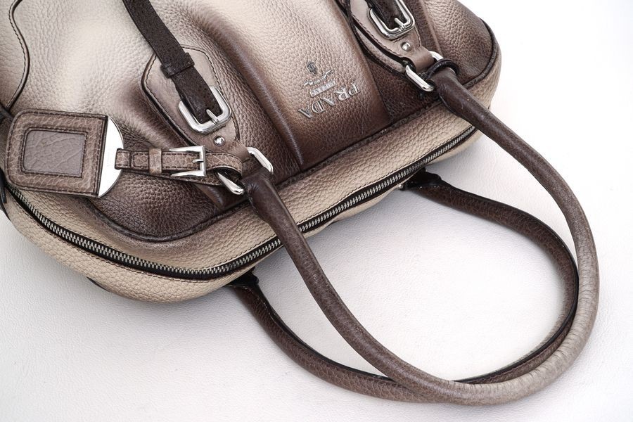 【超美品】プラダ PRADA オールレザー ハンドバッグ 手提げ鞄 ピオンボ 白系 ホワイト シルバー金具 ストラップ付き レディース A0276 PRADA プラダ ハンドバッグ ブラック ロゴ型押し 手提げ