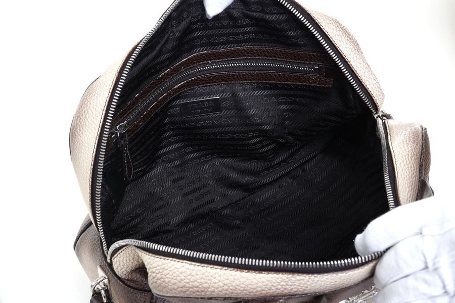 【超美品】プラダ PRADA オールレザー ハンドバッグ 手提げ鞄 ピオンボ 白系 ホワイト シルバー金具 ストラップ付き レディース A0276 PRADA プラダ ハンドバッグ ブラック ロゴ型押し 手提げ
