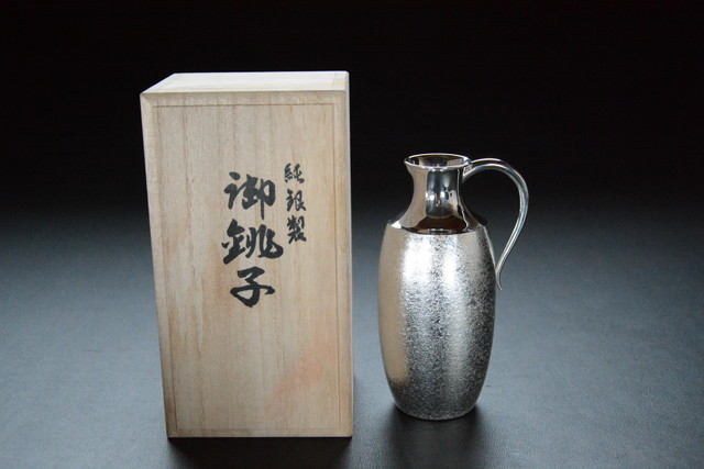 【純銀製】おちょこ×2！総重量55.4g！純銀刻印有り！鋳つぶし 酒器 (金属工芸) の落札相場・落札価格 Yahoo!オークション - 徳利