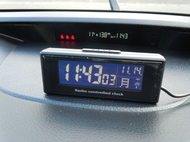 HOT，格安 車用 電波時計 USB電源 自動受信 ホワイト 文字発光 常時点灯 金属ステー/両面テープ貼り付け 2mロングコード(アクセサリー)｜売買されたオークション情報、yahooの商品情報をアーカイブ公開 その他