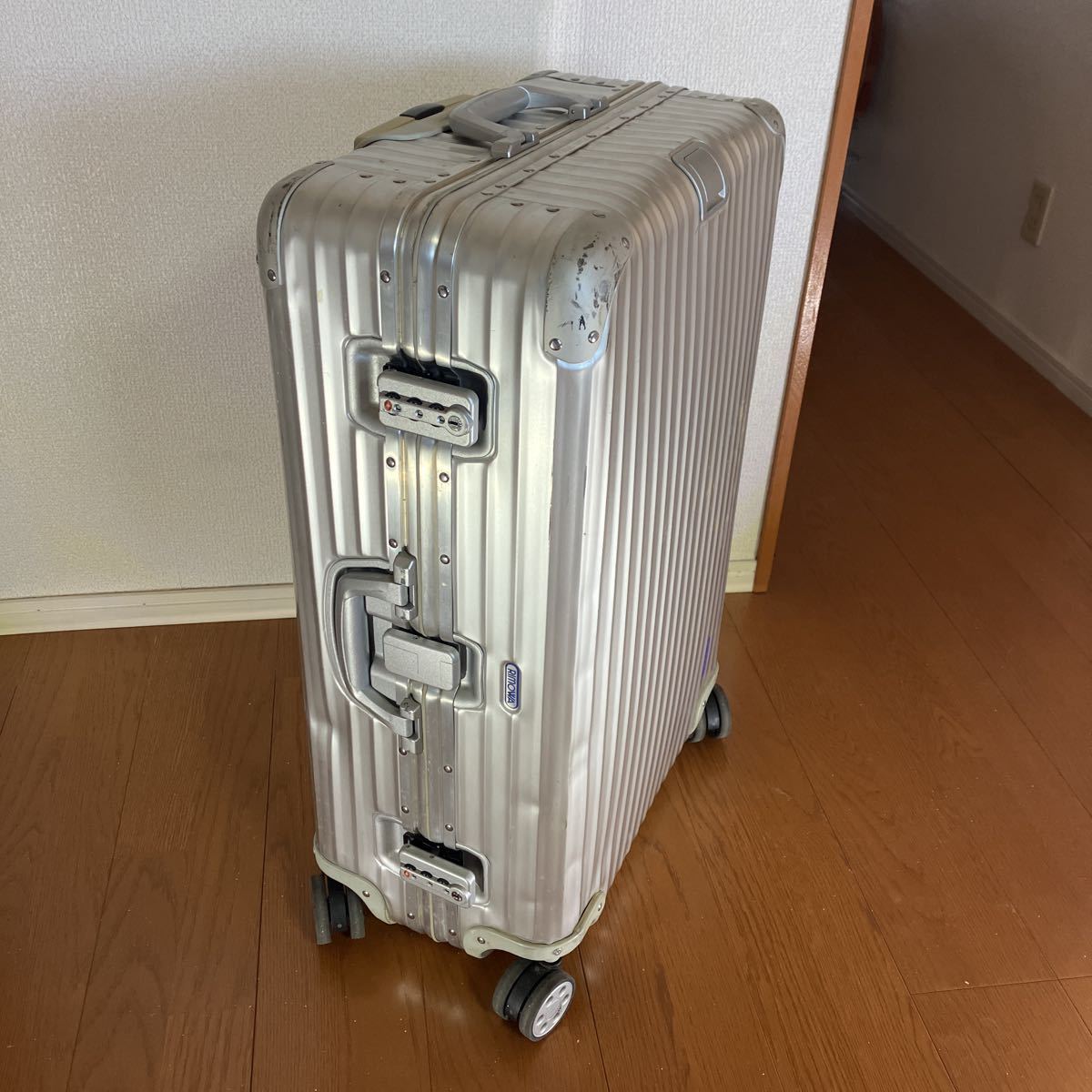 青タグ リモワ トパーズ 4輪キャリーバッグ 86L トパーズ　アルミニウム RIMOWA リモワトパーズ 86L 青タグ TSAロック リモワ トロント購入