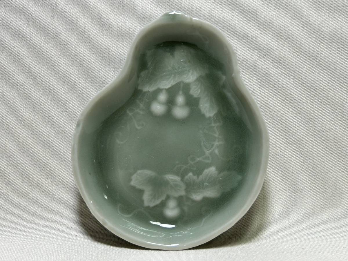 小皿 【 rry60 三田青磁 陽刻 瓢箪図 瓢箪型 豆皿 手塩皿 珍味皿 古