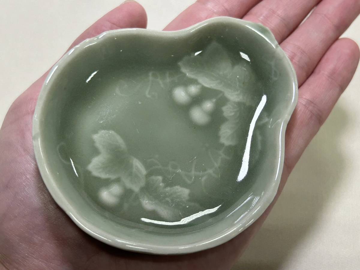 小皿 【 rry60 三田青磁 陽刻 瓢箪図 瓢箪型 豆皿 手塩皿 珍味皿 古