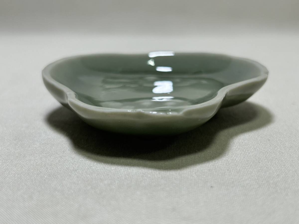 三田青磁 豆皿 手塩皿 2客 瓢箪文様 ひょうたん 足付き 江戸期　希少 小皿 【 rry60 三田青磁 陽刻 瓢箪図 瓢箪型 豆皿 手塩皿 珍味皿 古