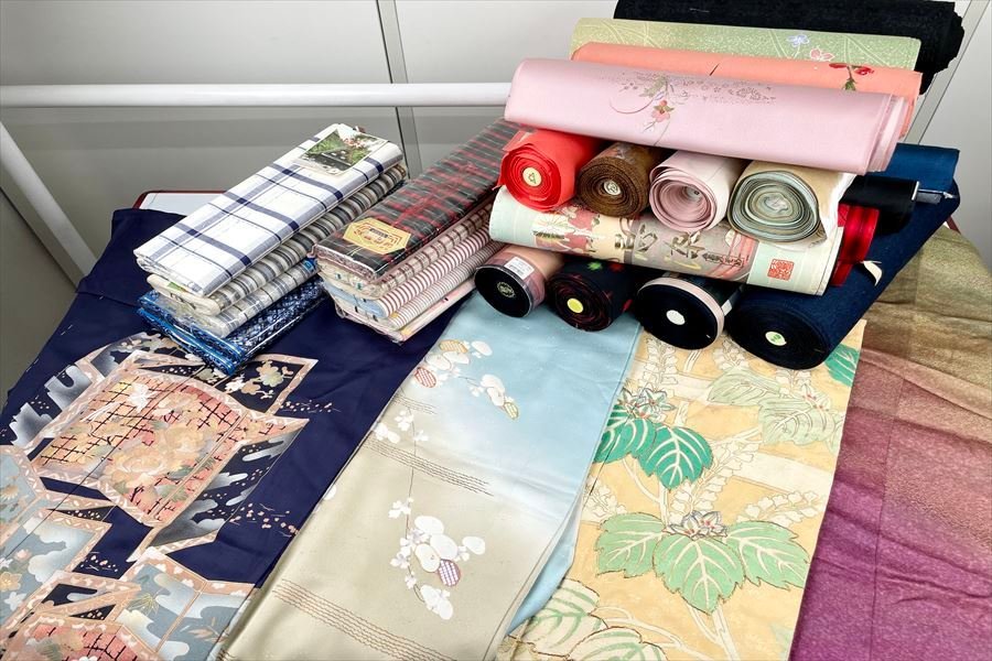 【新品，豊富な】 リサイクル着物 着物まとめ まとめて出品 訪問着 小紋 付け下げ 反物 30点まとめ売り 呉服店廃業品 浴衣 品 現状品 和ものや傳 A1042(仕立て上がり)｜売買されたオークション情報、yahooの商品 仕立て上がり