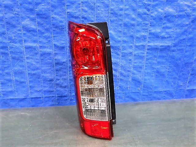 NV350 キャラバン E26 前期用 LEDテールランプ 後期ルック純正タイプ NV350 キャラバン E26 前期用 LEDテールランプ 後期ルック純正タイプ