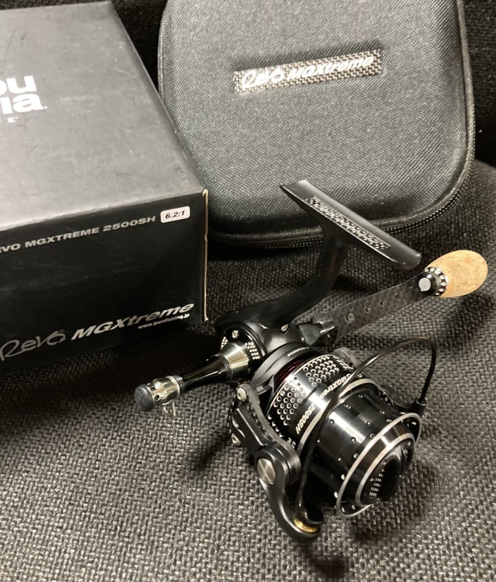 (管98372) 良品 アブガルシア レボ MGX 2500SH スピニングリール エギング バス アブガルシア レボ 2500SH アブガルシア(Abu REVO @えぬずん遊漁