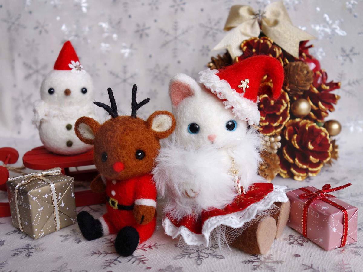 羊毛フェルト。猫。ツリー。 塩辛く