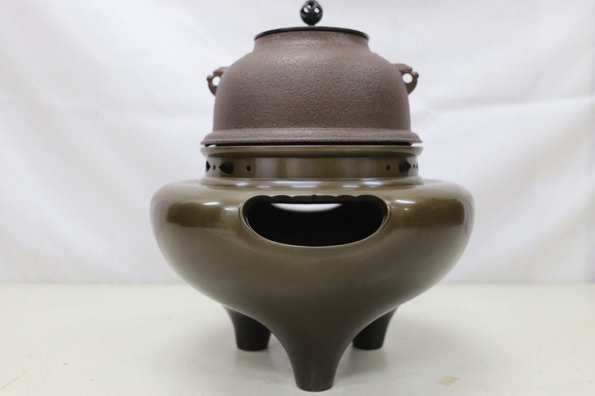 未使用 茶道具 風炉師麻生雄芳 釜師菊地政光合作 唐銅朝鮮風炉 野々田電熱器共箱 唐銅 朝鮮風炉 風炉師 麻生雄芳 / 釜師 菊池政光 共箱 (F7304) 茶道具
