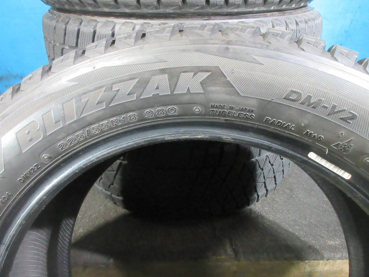 18インチ BRIDGESTONE BLIZZAK DM-V2 225/55R18 98Q 4本 №02710E 室内