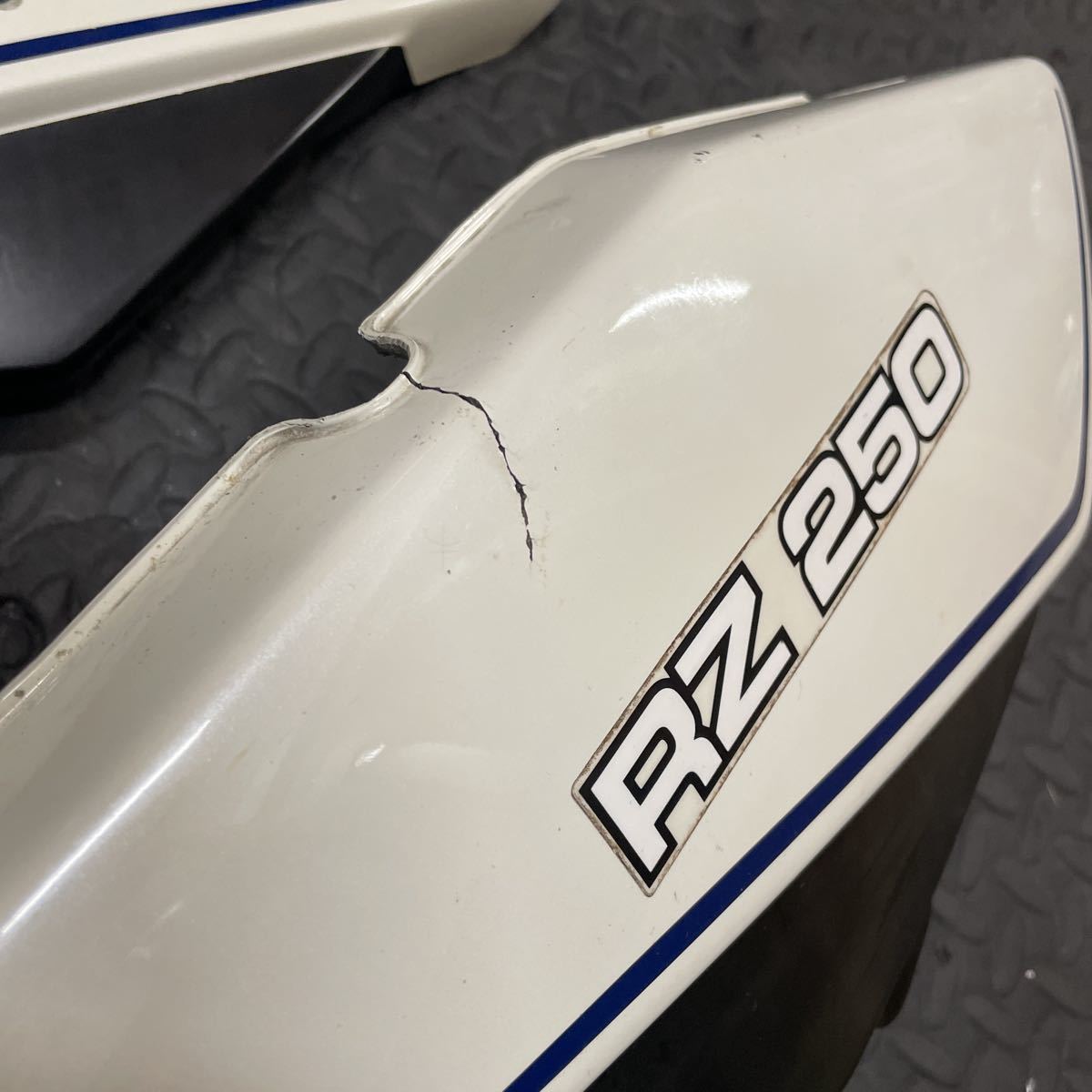 暫定・ぴっぴ様専用】RZ350 純正サイドカバー 当時モノ バイク 暫定・ぴっぴ様専用】RZ350 純正サイドカバー 当時モノ バイク