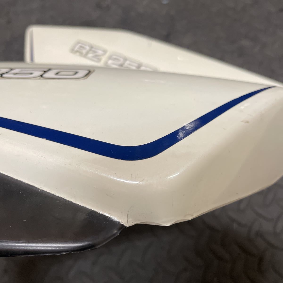 ヤマハ RZ250 RZ350純正サイドカバー オリジナルのままの塗装 当時物 