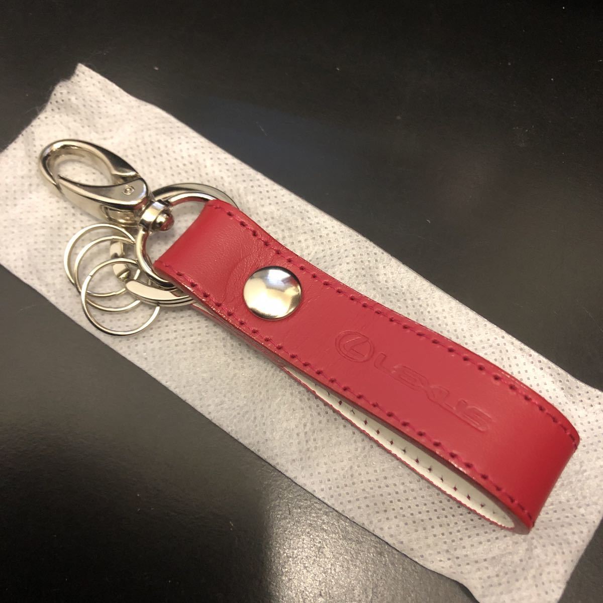 箱付き未使用★レクサス　本革製キーホルダー(スピンドルパターン・抗菌加工)　キーリング　赤×白　純正　ノベルティ★非売品