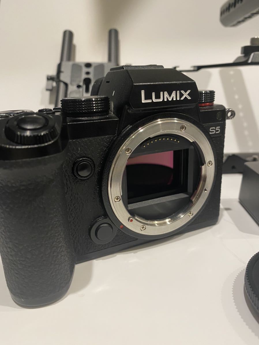 美品】パナソニック（PANASONIC）LUMIX DC-S5 ボディ＋small rig LUMIX